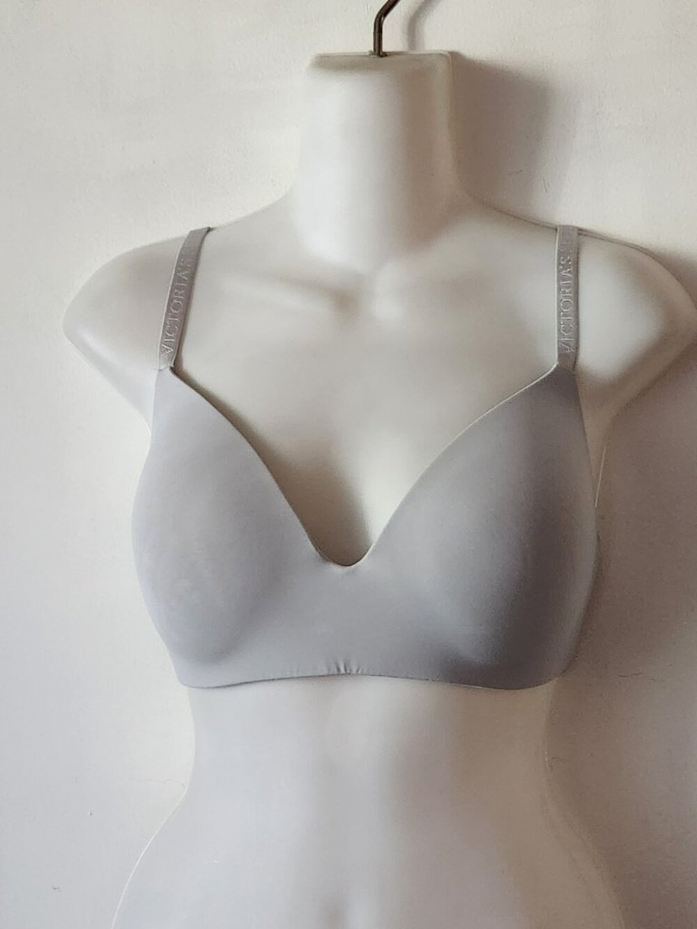 Victoria's Secret T-shirt bra sz 32DDD Gray plunge molded wireless VGUC